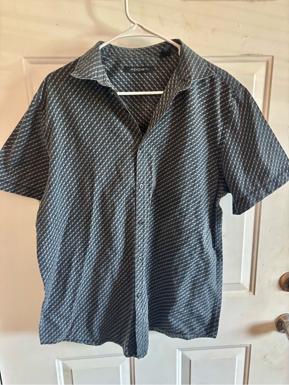 Axist Short-Sleeve Button-Down Shirt in Charcoal Geometric